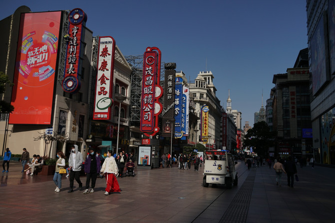 上海南京东路疫情下的城市记忆，繁华与沉寂的交织