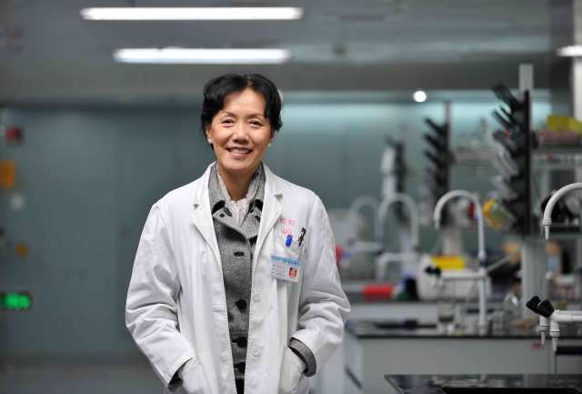 上海抗疫女院士，科研先锋与抗疫英雄的双重使命