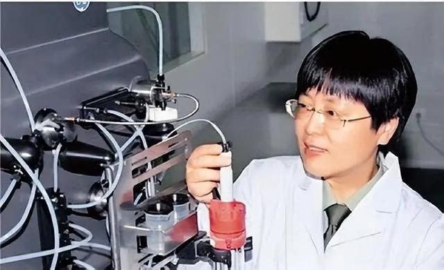 上海抗疫女院士，科研先锋与抗疫英雄的双重使命