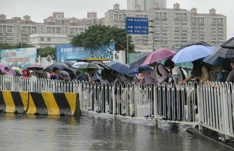 上海突发暴雨引发城市内涝，交通瘫痪引市民热议