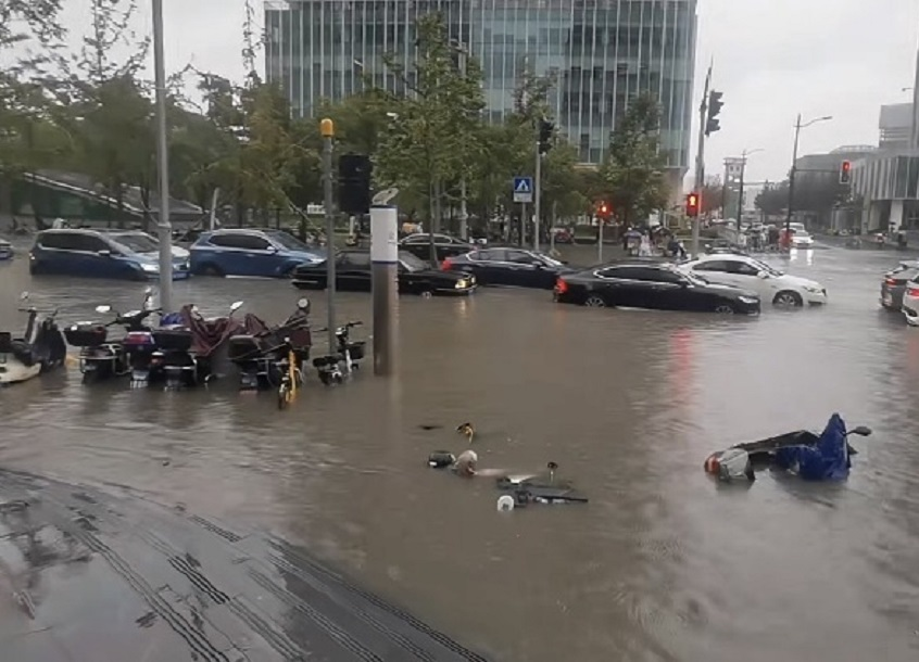 上海突发暴雨引发城市内涝，交通瘫痪引市民热议