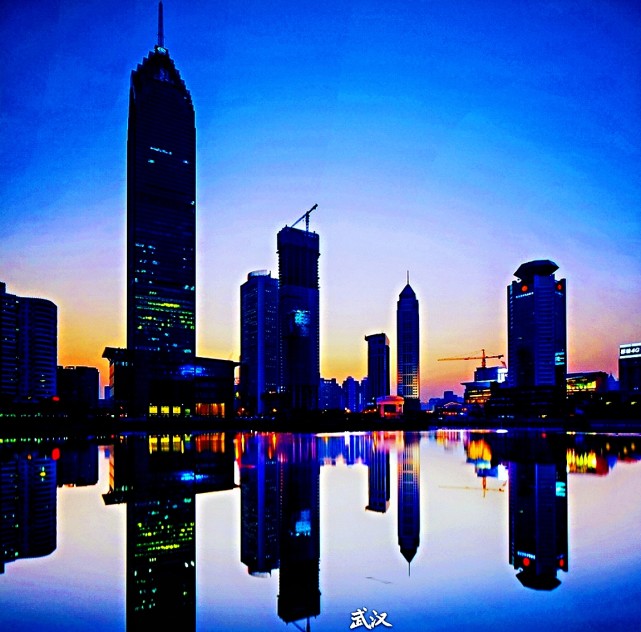 上海与成都，两座城市的疫情应对与韧性考验